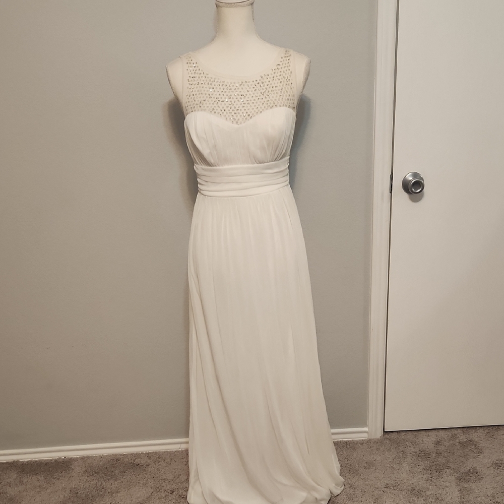 White Sleeveless Sweetheart Maxi Gown